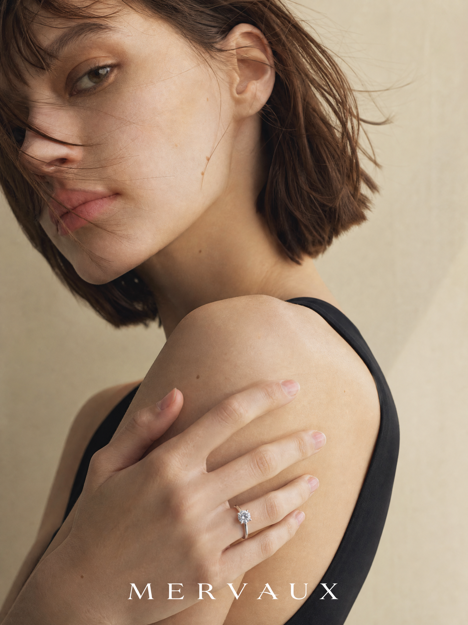 MERVAUX platinum solitaire worn, hand at shoulder