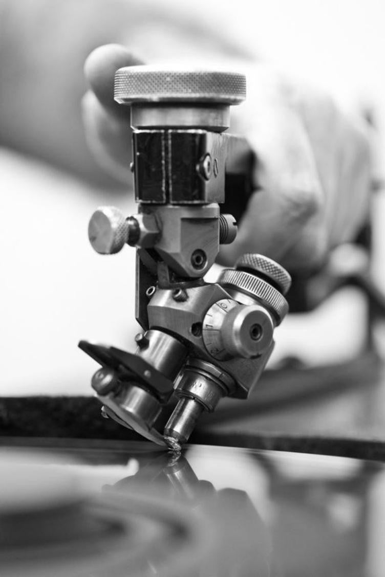 A diamond cutting tool at the polishing wheel